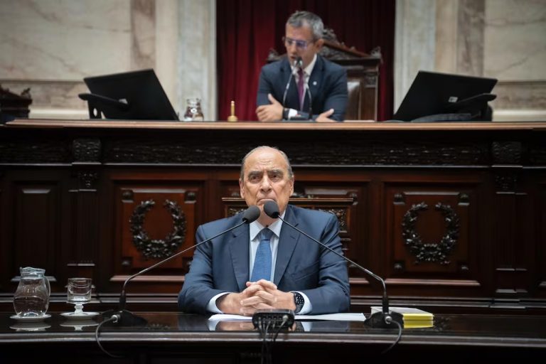 guillermo-francos-en-la-camara-de-diputados-detras-el-presidente-del-cuerpo-martin-menem-foto-diputa