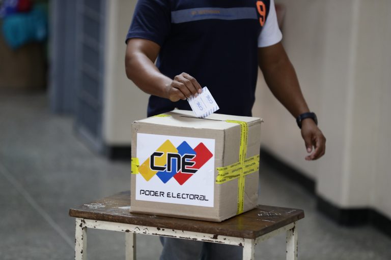 El Supremo venezolano ordena parar el recuento de votos en el estado natal de Chávez