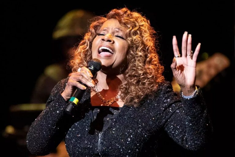 gloria-gaynor-lista-pisar-tierra
