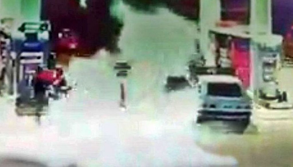 la-heroica-maniobra-de-un-playero-que-le-salvo-la-vida-a-una-nena-que-quedo-dentro-de-un-auto-en-llamas-KWZFJ4DHVFAXTBETNAEMYFRGGA