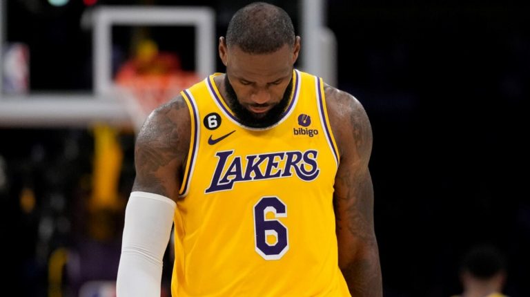 lebron-james-y-una-declaracion-que-conmociona-a-la-nba-tras-la-implacable-caida-de-los-lakers-se-retira-foto-ap-GXQGR6XCOFFB3JK3X6UU4GJDHI