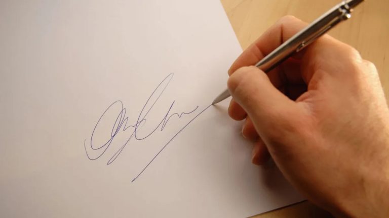 persona-firmando-jpg