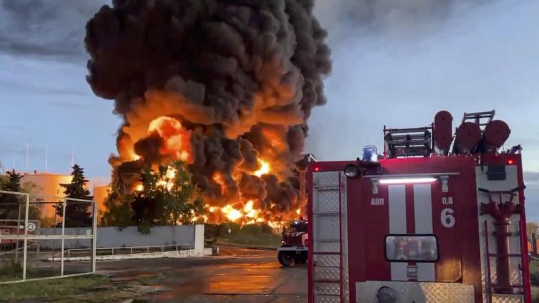 los-bomberos-desplegados-para-extinguir-un-incendio-en-un-deposito-de-petroleo-en-sebastopol-crimea