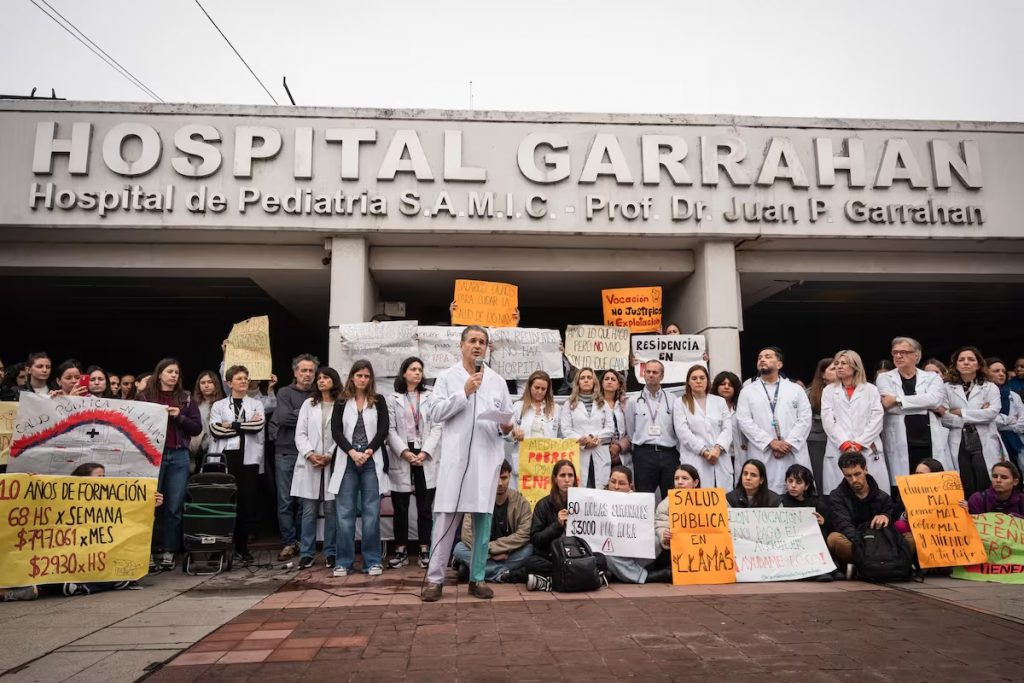 medicos-y-residentes-visibilizaron-su-reclamo-por-XB3WIGH6P5CTNOJ4L7U3TZGVMQ