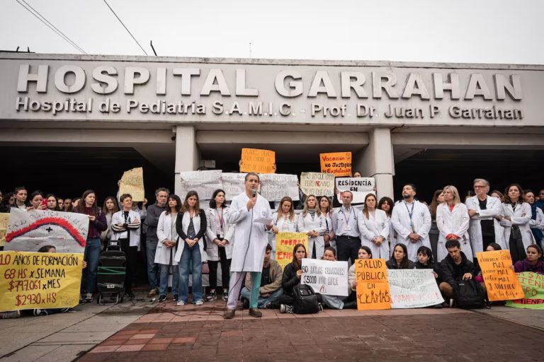 medicos-y-residentes-visibilizaron-su-reclamo-por-XB3WIGH6P5CTNOJ4L7U3TZGVMQ